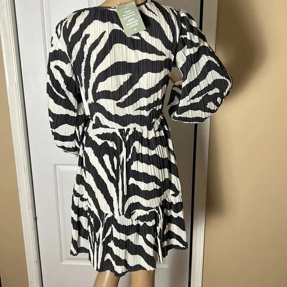 H&M animal print dress,,Black & white zebra print crinkle,balloon sleeves,tiered - Picture 10 of 16
